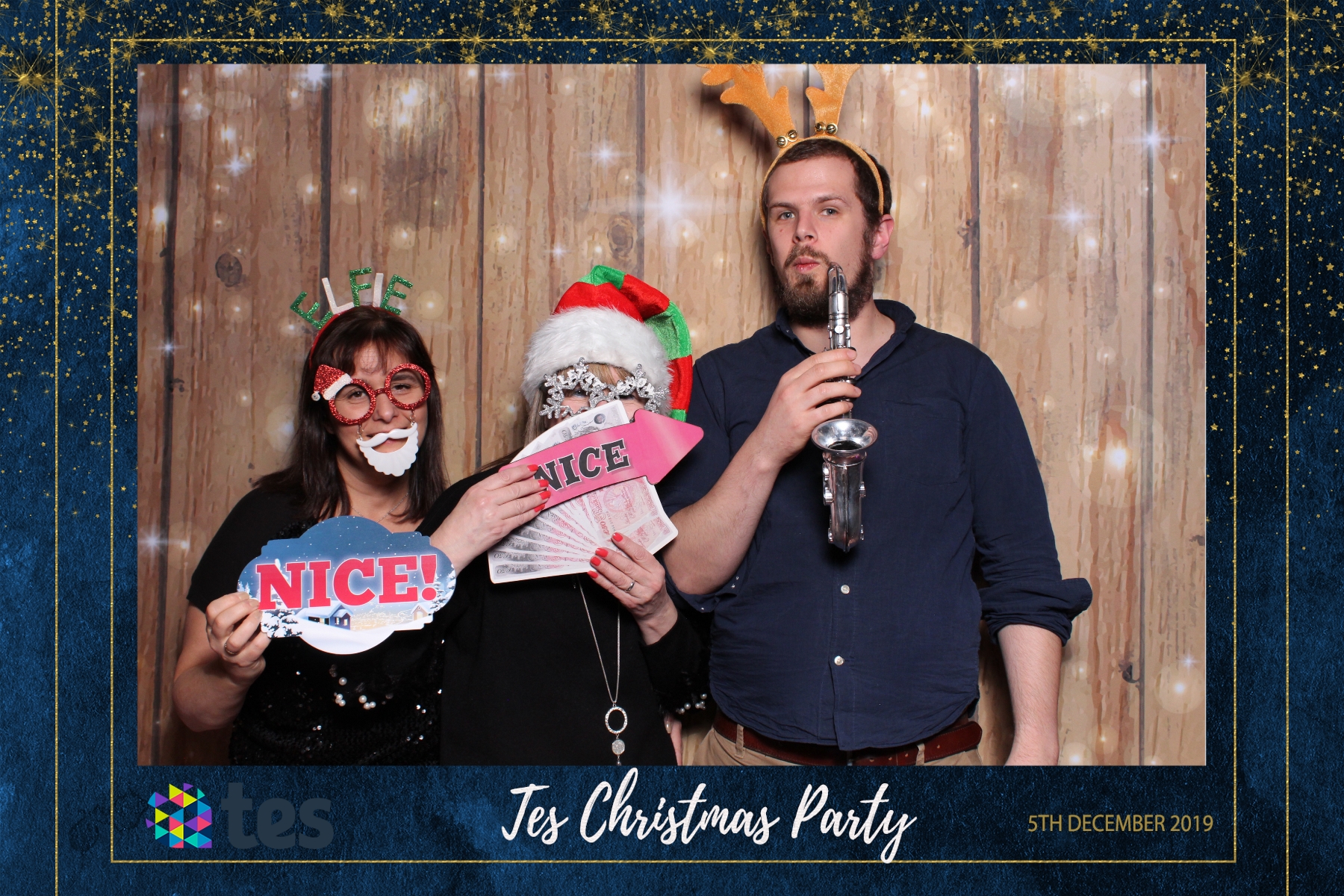 Tes Christmas party  | View more photos from the event at gallery.magicimages.uk/u/MagicImages/Tes-Christmas-party